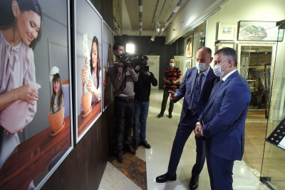 Выставка фотографий пациентов знаменитого детского хирурга открылась в Иркутске
