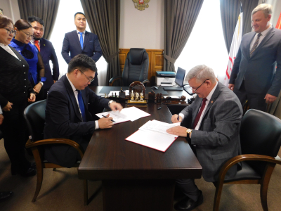 В Иркутске подписана дорожная карта мероприятий Соглашения о сотрудничестве между Дорпрофжел на ВСЖД и профсоюзом железнодорожников Монголии