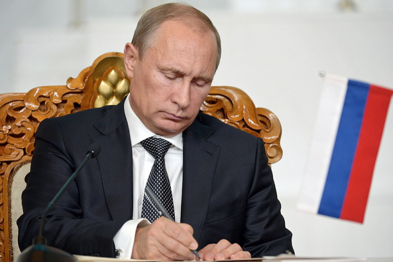 Путин подписал закон о поправках