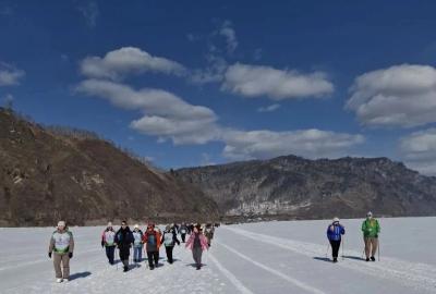 Около 800 человек участвовали в ледовом переходе по озеру Байкал, организованном Иркутским профсоюзом образования