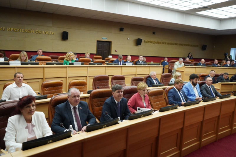 Профсоюзы Иркутской области подняли вопрос дифференциации зарплат на сессии Заксобрания