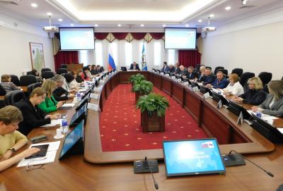 В Иркутске состоялось первое в 2026 году заседание областной трёхсторонней комиссии по регулированию социально-трудовых отношений