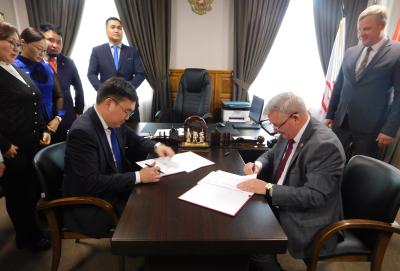 В Иркутске подписана дорожная карта мероприятий Соглашения о сотрудничестве между Дорпрофжел на ВСЖД и профсоюзом железнодорожников Монголии