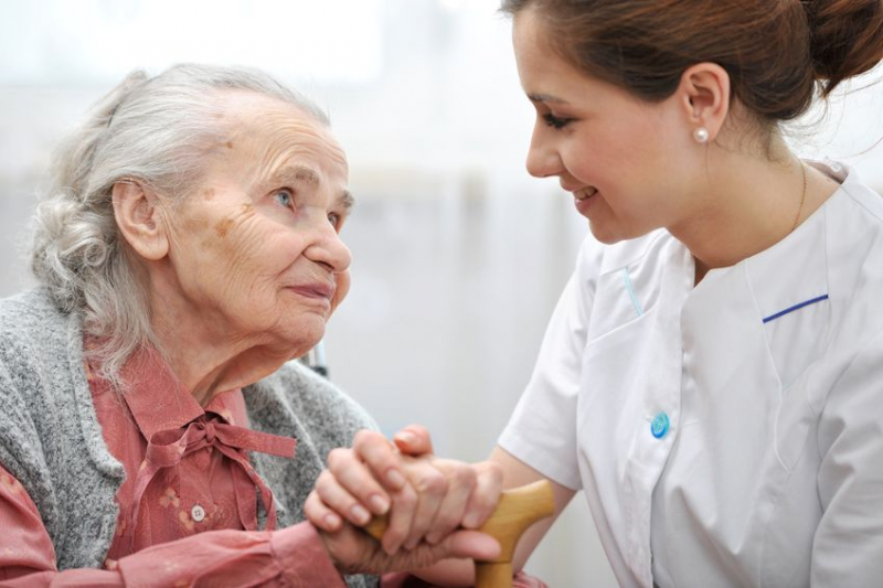 Частные врачи помогут пожилым